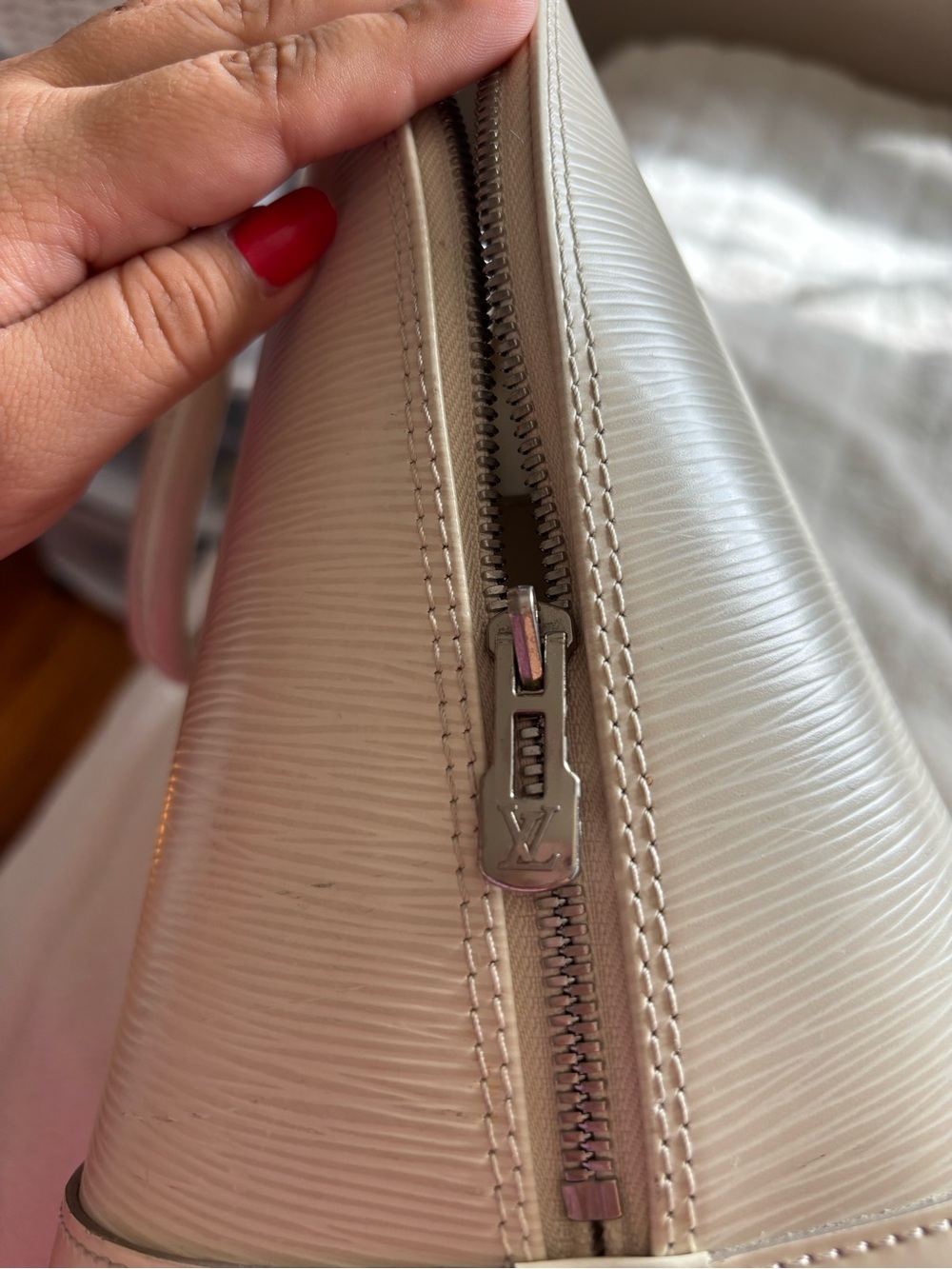 Louis Vuitton Ivory Leather Alma - Picture 6 of 7